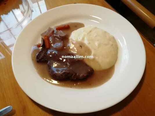 beef steak with puree