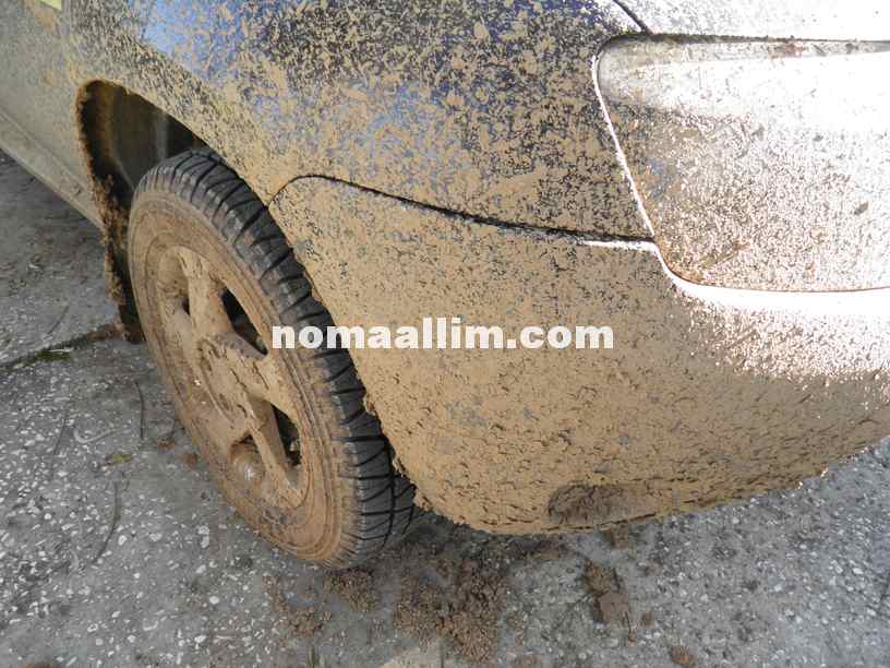 washing car from mud