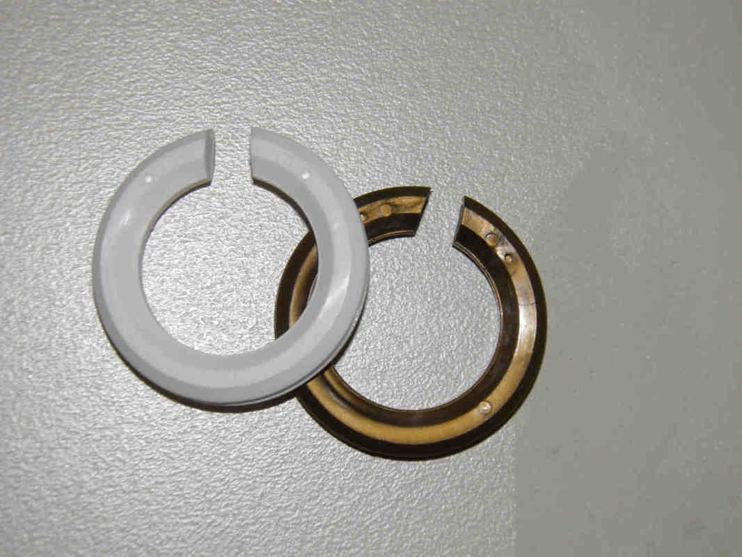 Pack of 2 Plastic Lamp Shade Reducer Rings For Fitting Edison Screw Lamp Shades To Bayonet Cap Lampholders