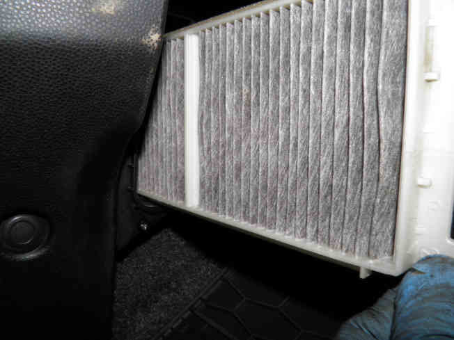 How to replace the cabin filter of a Mazda 2 Mazda Demio