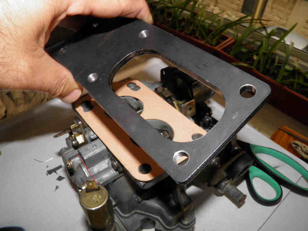 Carburettor adaptor plate