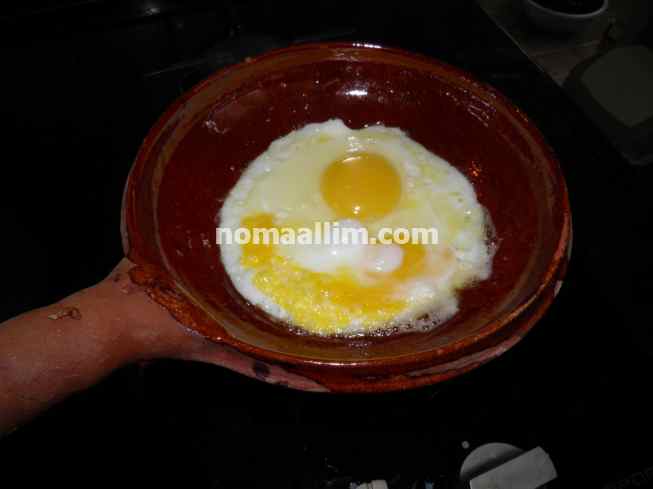 using a terracotta pan to fry eggs