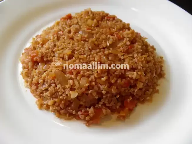 Lebanese bulgur in tomato sauce 