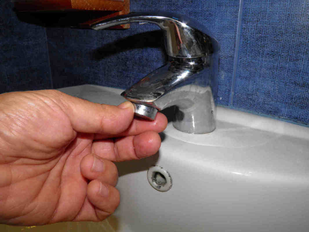 remove bathroom sink aerator