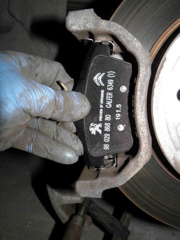 Rear brake pads replacement